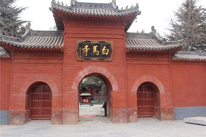 Private Luoyang Day Tour: Longmen Grottoes and White Horse Temple - A regional lunch between the two sights