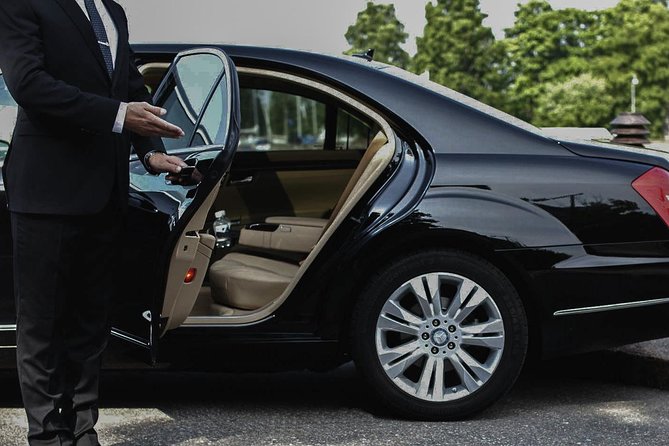 Private Round-Trip Transfer between Airport and Hotel - How group size changes the value