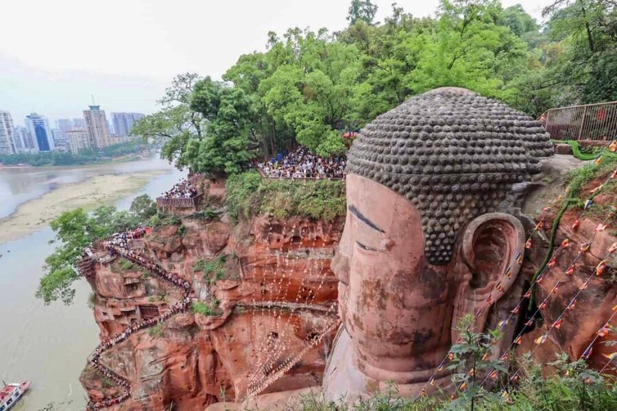 Private Tour to Leshan Giant Buddha & Huanglongxi Old Town - Meeting the Giant Buddha at Lingyun Temple