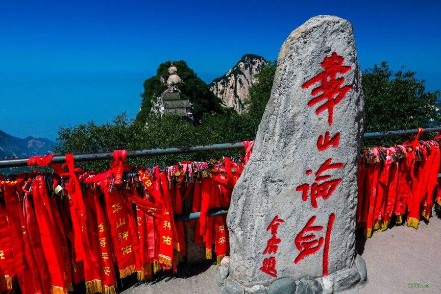 Private Xian Mt. Huashan Adventure Tour: Explore in Your Own - The Gold Lock Pass and its small ritual
