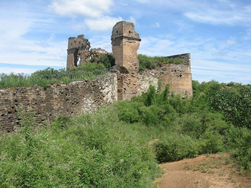 Self-guided challenging hiking from Jinshanling to Gubeikou - Walking west through Jinshanling’s towers