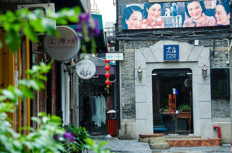 Shanghai: 4-Hour Private Customizable City Tour - Guides who make the short format work