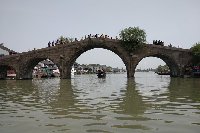Shanghai Bus Tour:Yu Garden,Chenghuang,Zhujiajiao Water Town,Bund - Chenghuang Old Town, 40 minutes among traditional streets