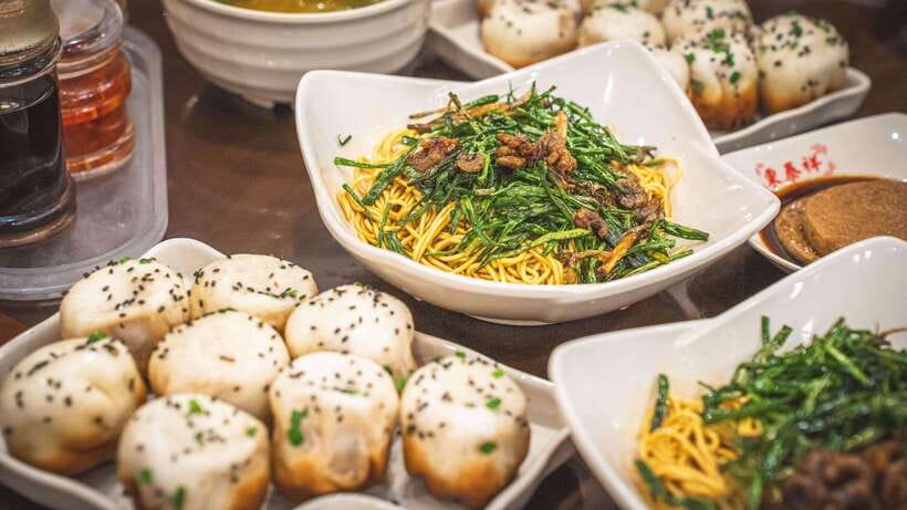 Shanghai: Evening Walking Food Tour - Key points to know