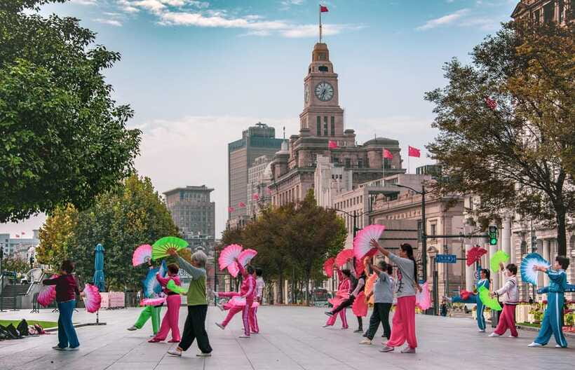 Shanghai Highlights Walking Tour With A Real Local - A practical food stop with local advice