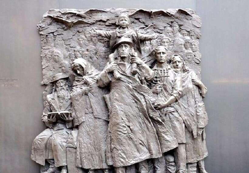 Shanghai: Jewish Ghetto and Shanghai Bund Private Tour - Walking the old lanes of the former Jewish district