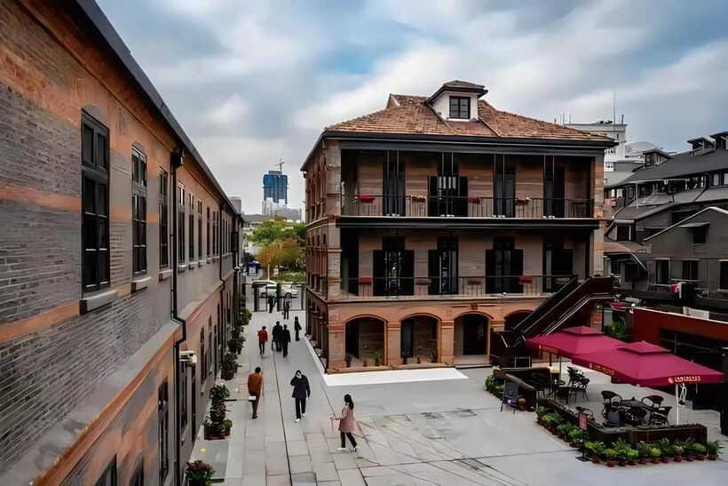 Shanghai: Jewish Ghetto and Shanghai Bund Private Tour - From the Jewish quarter to the Peace Hotel