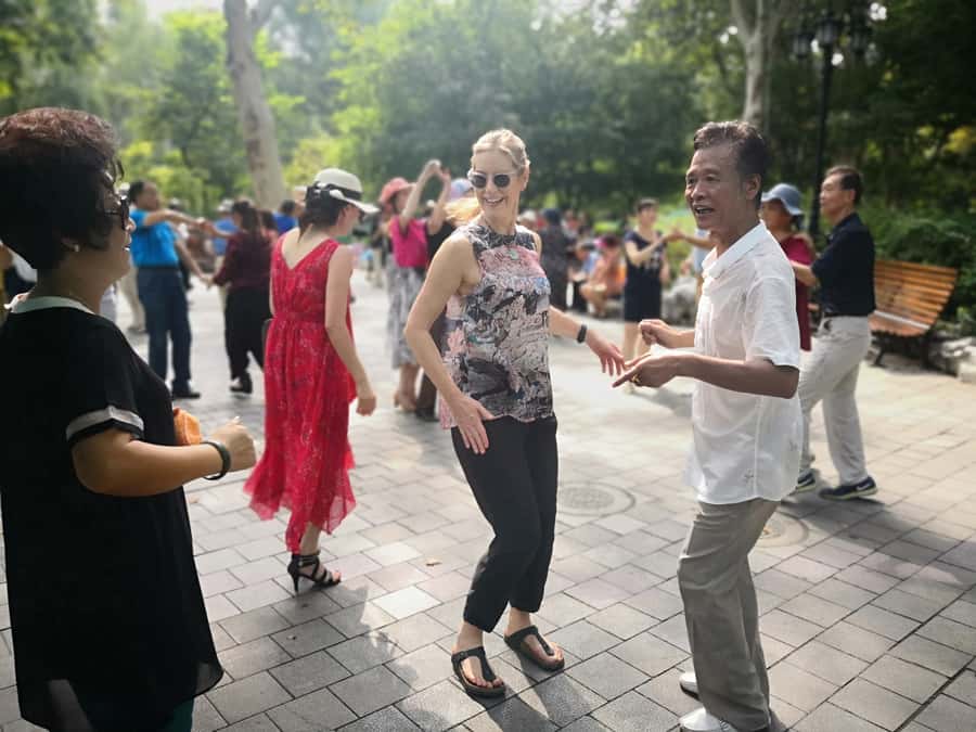 Shanghai Must-See and Foodie Test Bike Tour( Day & Night) - Nongtang Lanes and Shikumen Buildings