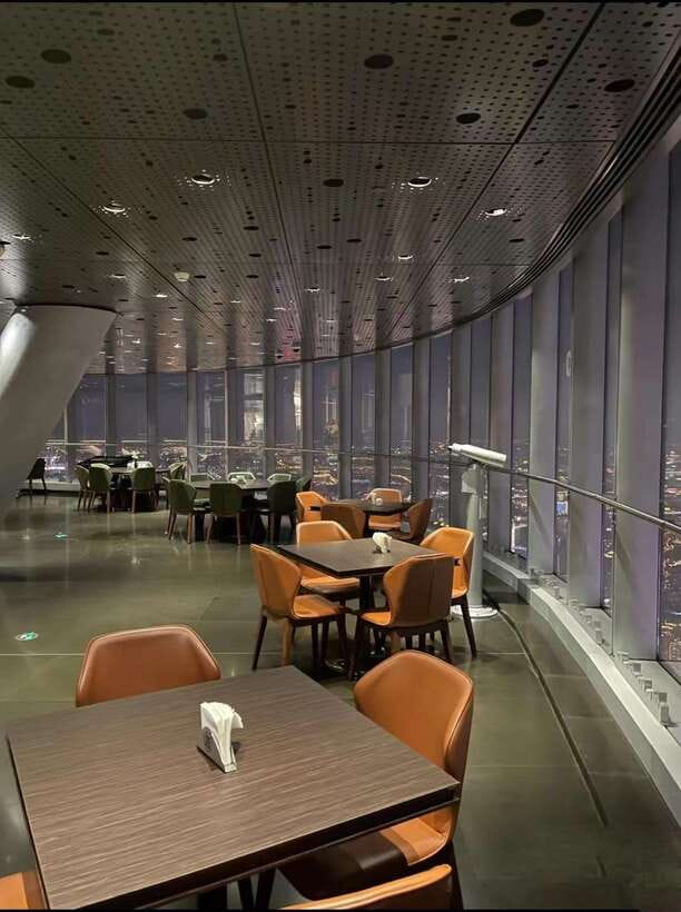 Shanghai Tower: Lunch or Dinner on the 119th Floor - Who will get the most from this visit
