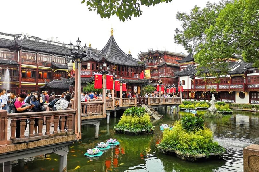 Shanghai: Yu Garden and City God Temple Walking Tour - From quiet garden paths to Yu Garden Old Street