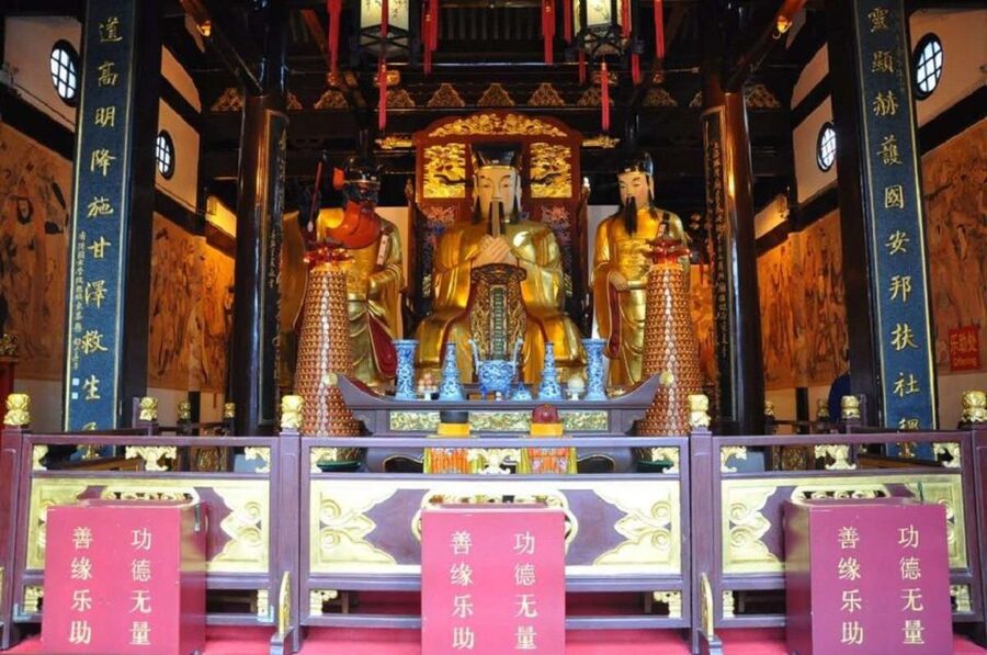Shanghai: Yu Garden and City God Temple Walking Tour - Adding soup dumplings to the walking route