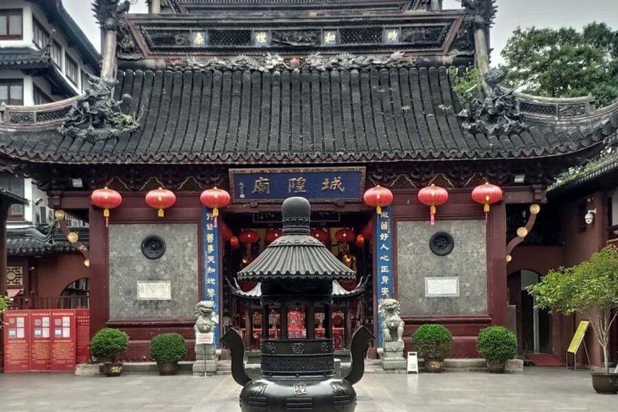Shanghai: Yu Garden and City God Temple Walking Tour - What guides such as Leo, Linda, and Patrick add