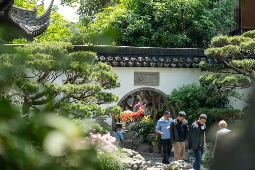 Shanghai: Yuyuan, City God Temple Old City Tour-Tip Based - The 9 Zig-Zag Bridge and Mid-Lake Pavilion