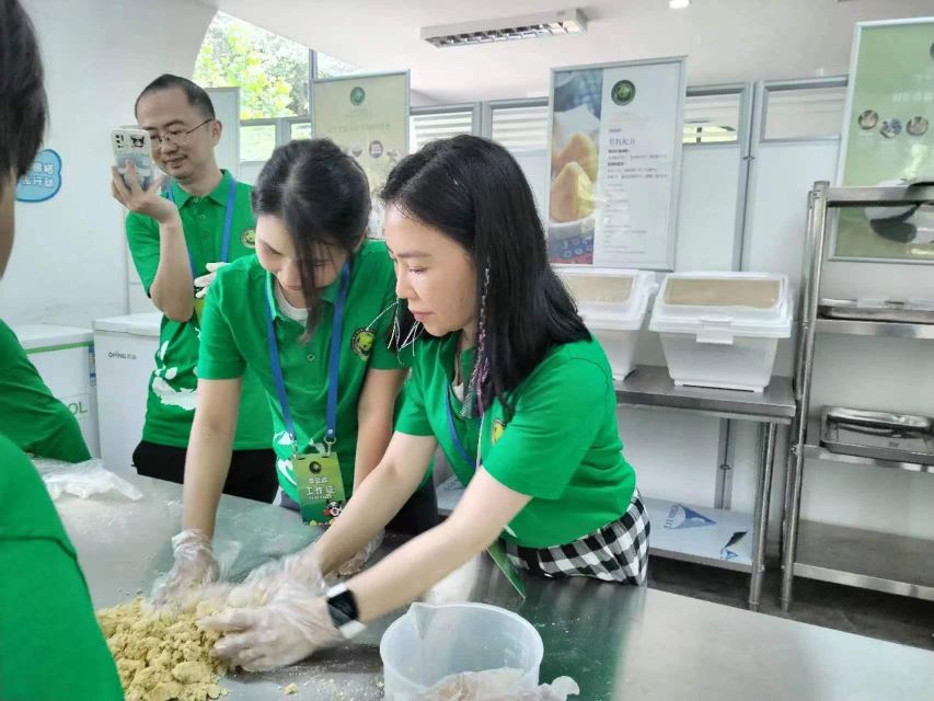 Sichuan: Big Panda Volunteer Day tour - A Panda Day That Involves More Than Photos