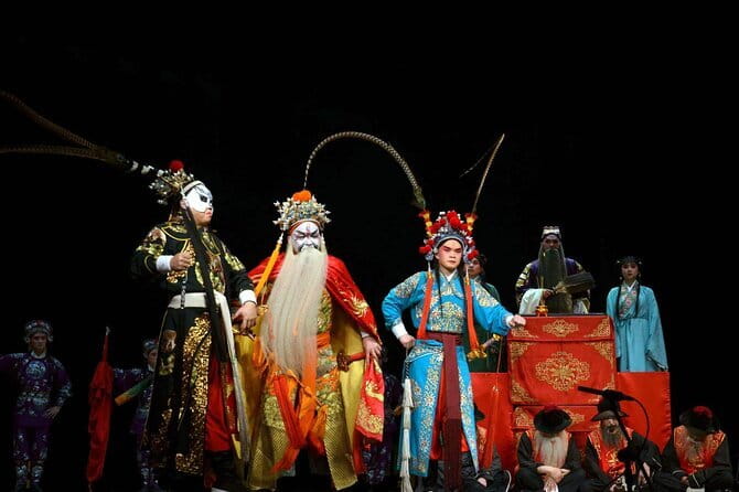 Sichuan Opera with face-changing at Sichuan opera theater - Arriving for the 8:00 pm performance