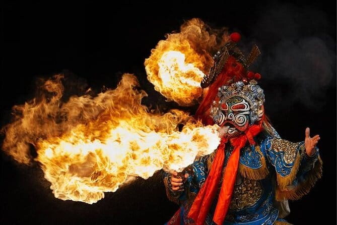 Sichuan Opera with face-changing at Sichuan opera theater - The face-changing act deserves your attention