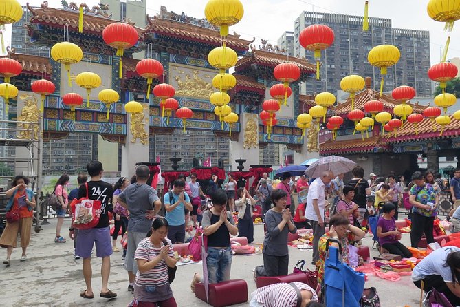 Small-Group Tour: Temples & Markets Discovering [PROMOTION] - Incense and fortune at Wong Tai Sin Temple