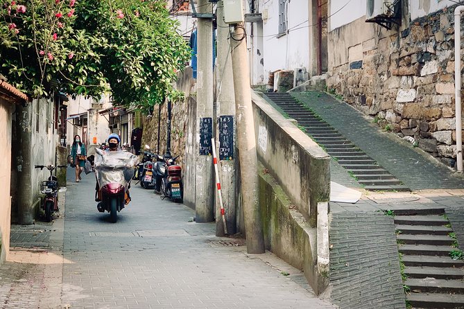 Suzhou Alleyway Walking Food Tour - Suzhou noodles with a side of opera