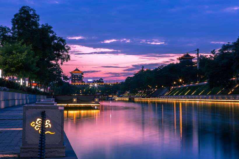 Xi'an: City Wall & Old Town Walking Tour w/ 10+ Food Tasting - From historic stonework to old-town food