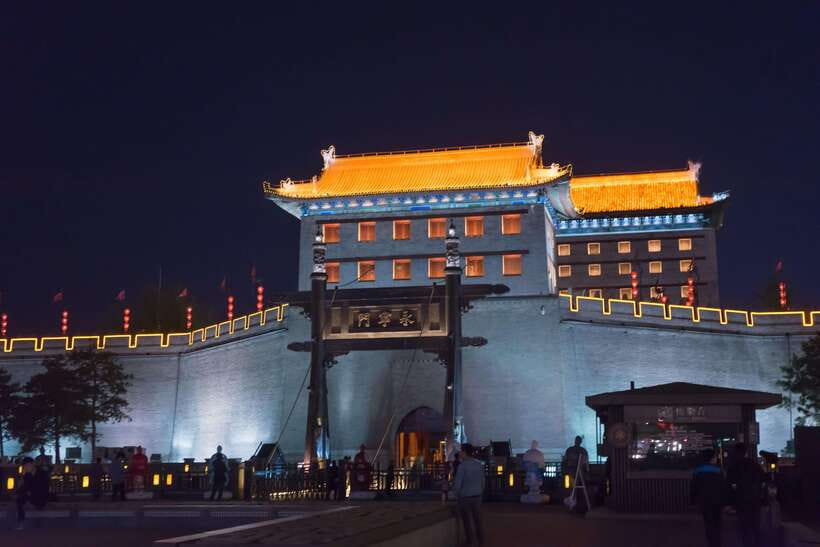 Xi'an: City Wall & Old Town Walking Tour w/ 10+ Food Tasting - Meeting your guide and reaching the wall