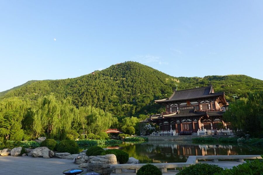 Xi'an: Guided Day Tour to Huaqing Palace & Terracotta Army - 8:30 pickup in a Buick GL8