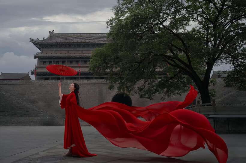 Xi'an: Hanfu and Tang Dynasty Costume Photo Shoot - A photographer who helps with every pose
