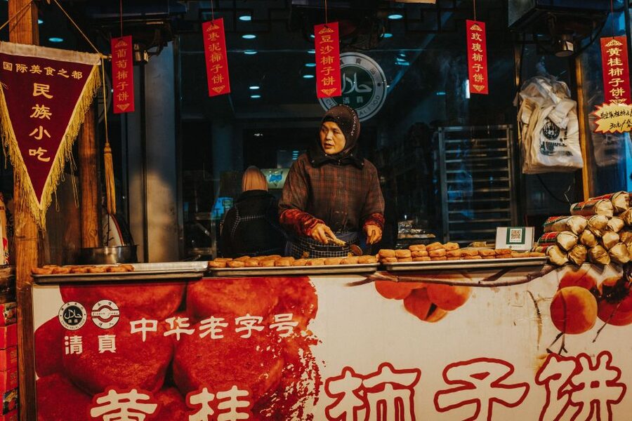 Xi'an Muslim Quarter Night Market Foodie Walking Tour - What the guide can add to the evening