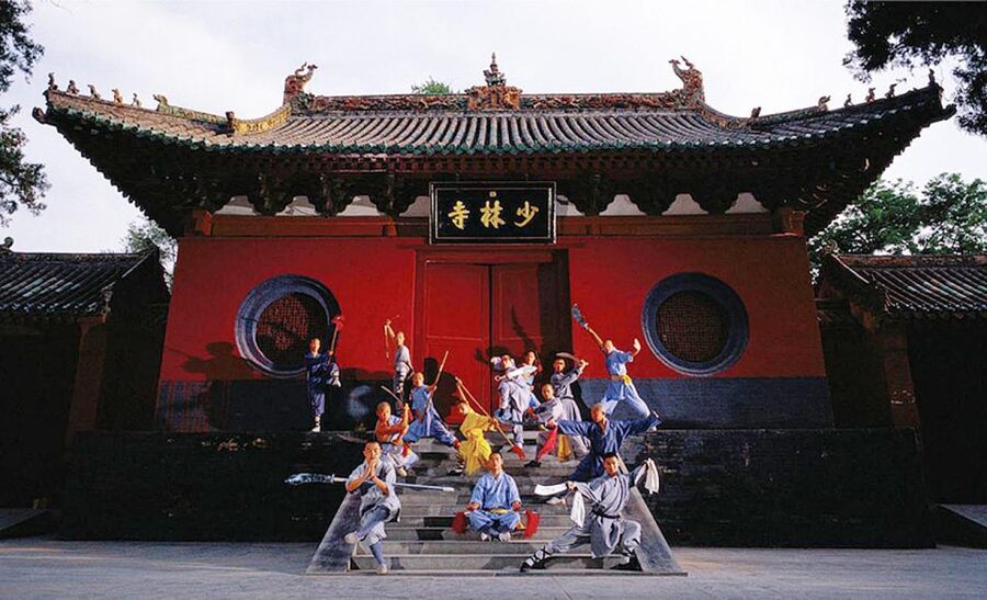 Zhengzhou: Private Tour to Shaolin Temple & Longmen Grottoes - Lunch between the two great sites